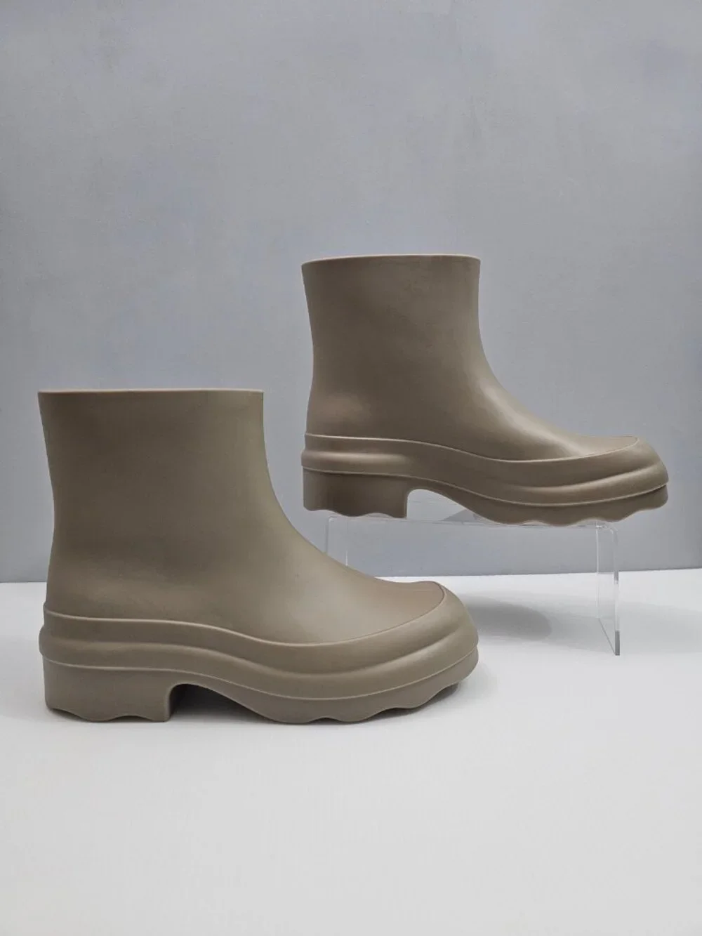 Vince Nia Water Resistant Rain Boots Womens 10 Beige Taupe Platform Ankle Boot